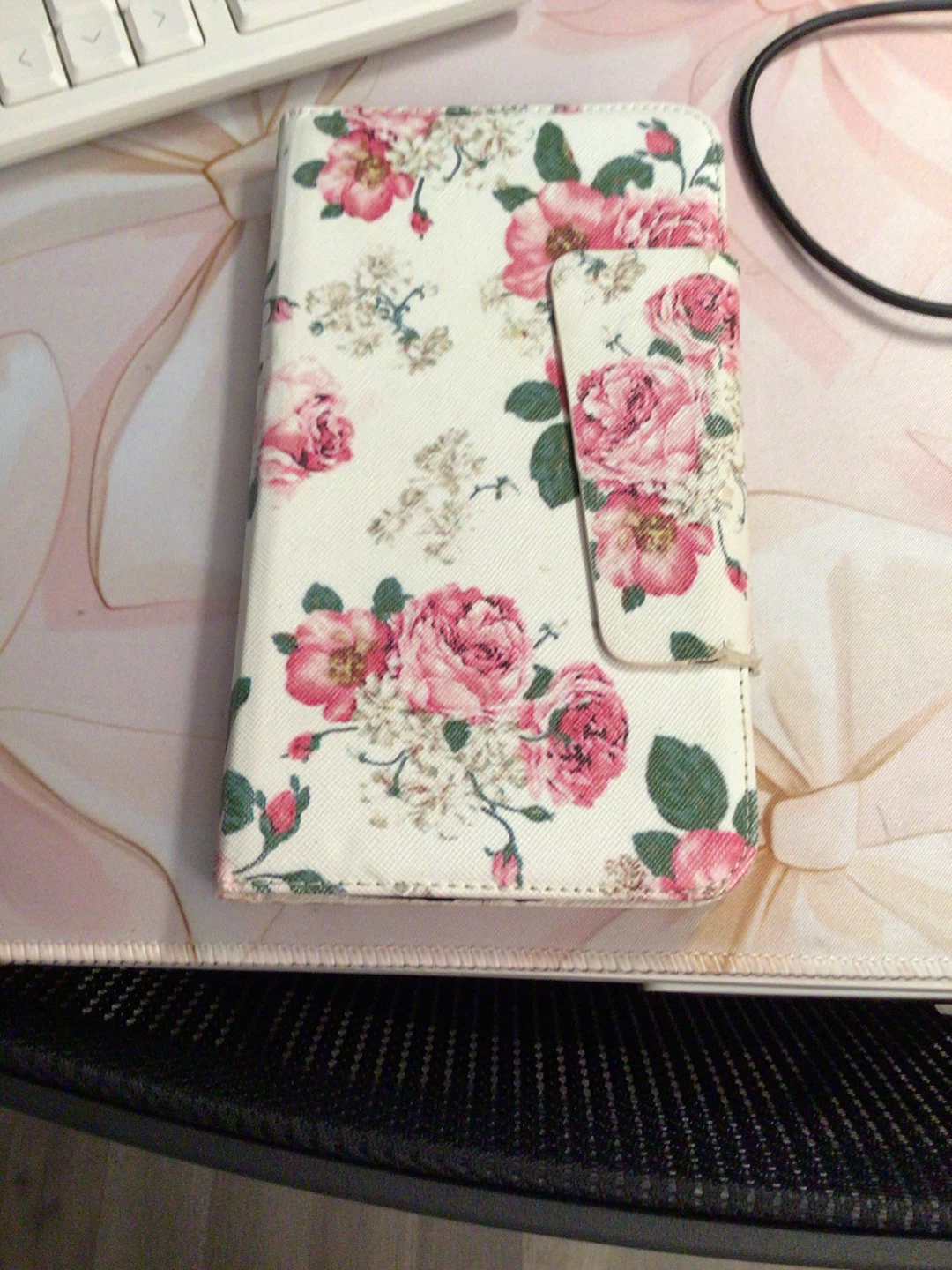 BLU Studio smartphone with floral wallet case - photo 3