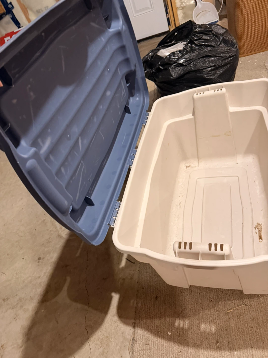 Rubbermaid Hinged Storage Bin - photo 2