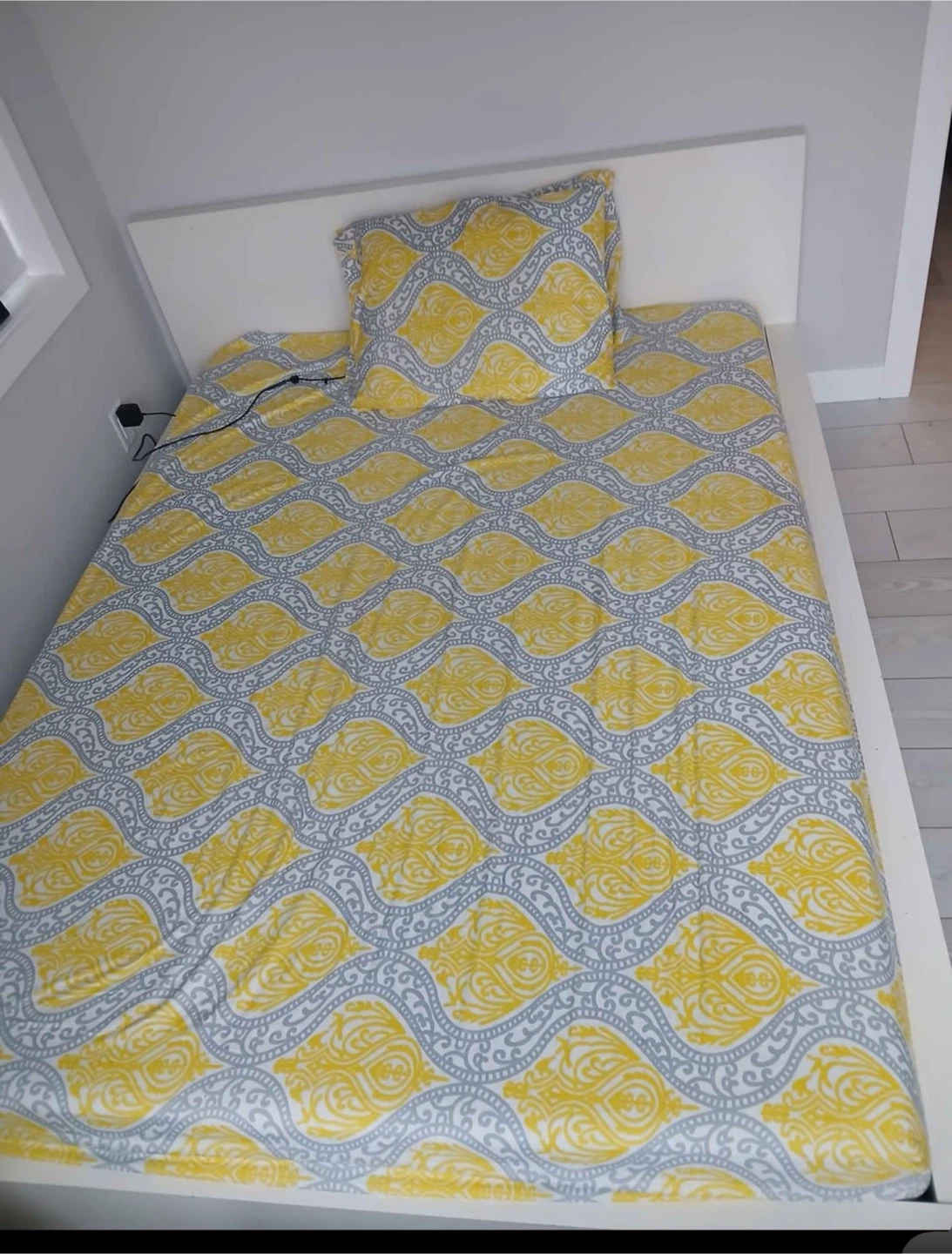 Queen bed with mattress - photo 2