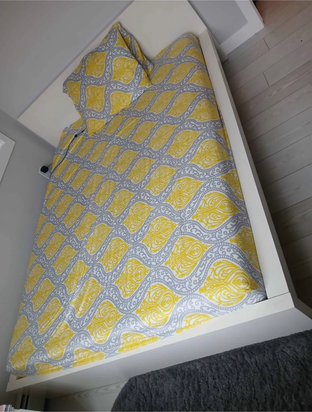 Queen bed with mattress - photo 3