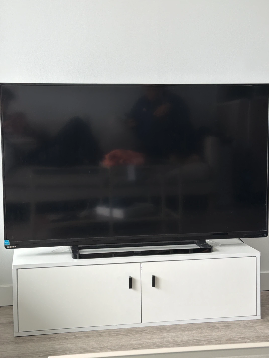 Toshiba Television with stable stand base - photo 2