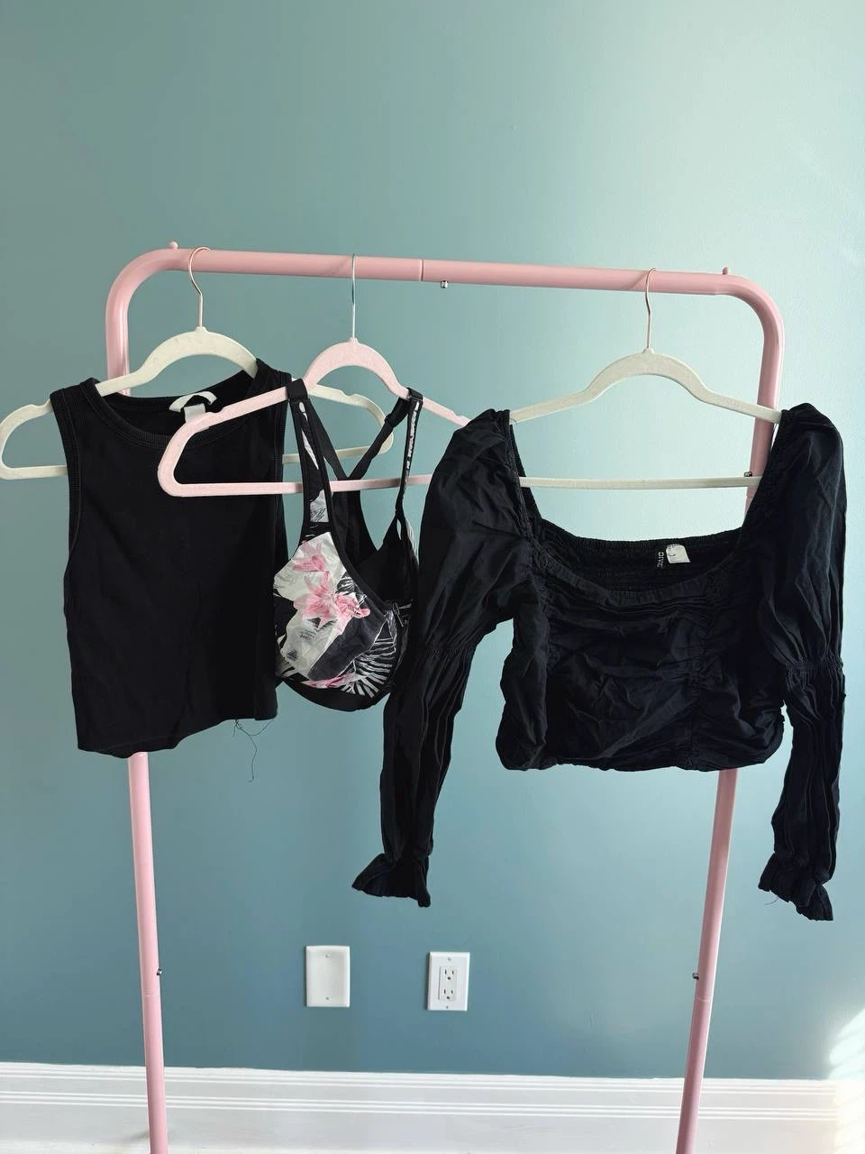 Women’s Clothing Bundle – 11 pieces $80 - photo 3