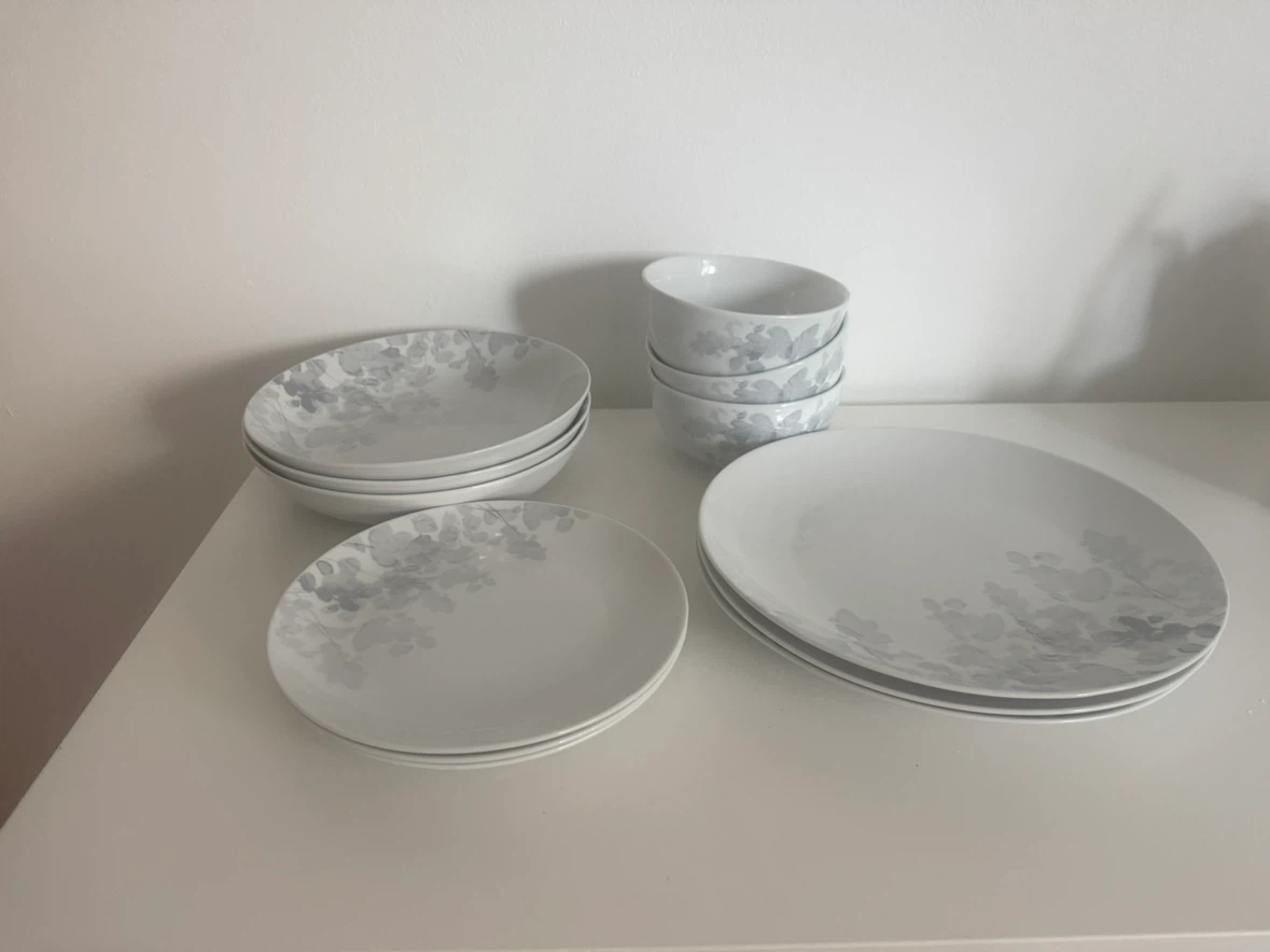 Floral pattern dinnerware set