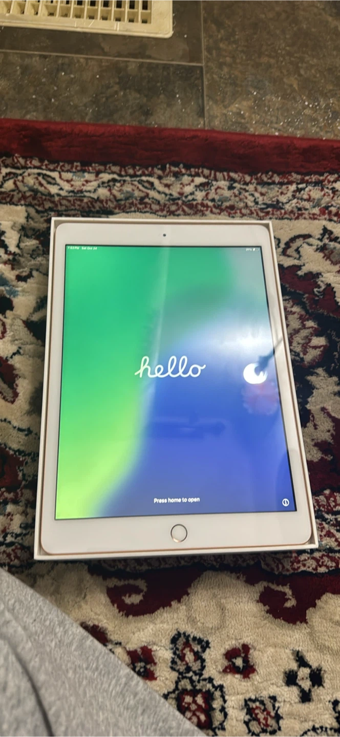 iPad 7th Gen 32GB Gold w/ Box & Cable