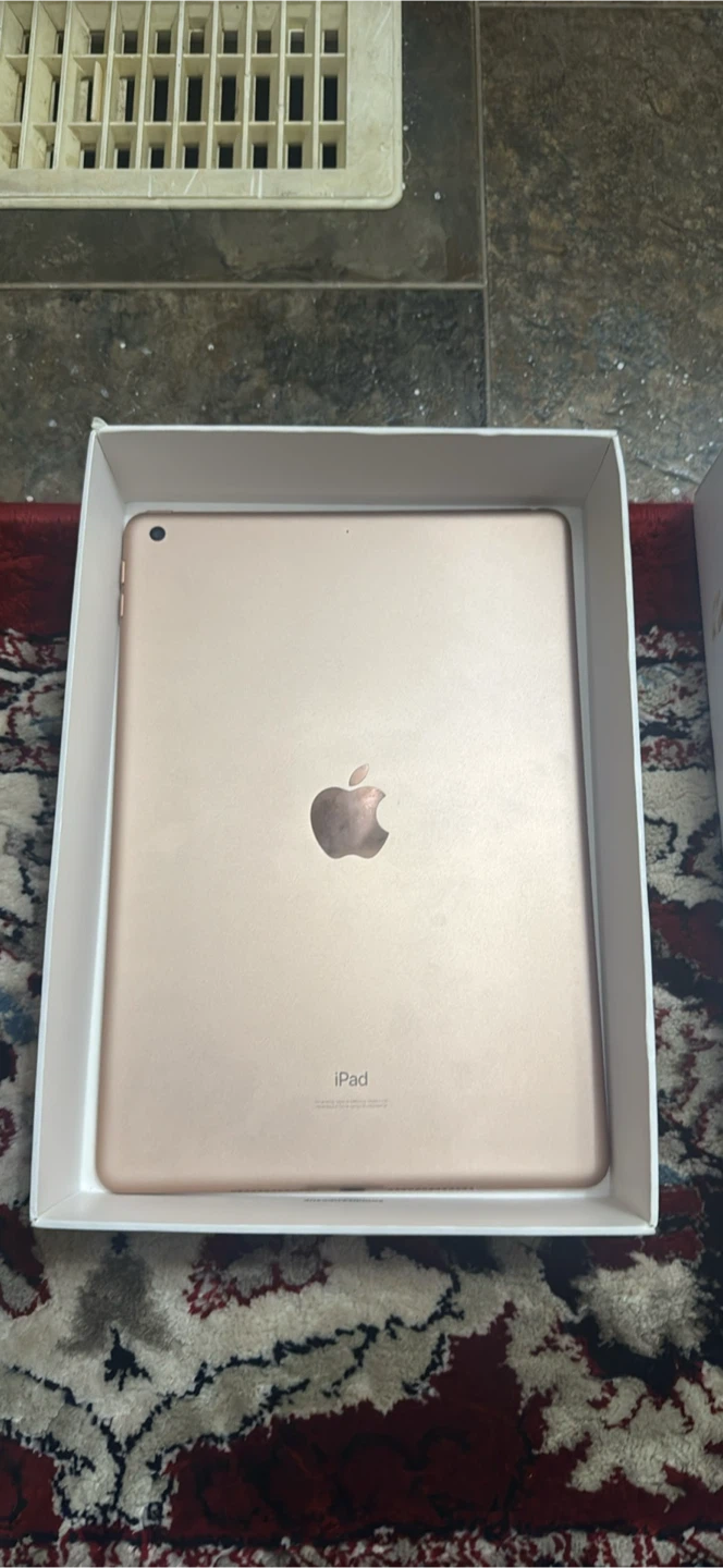 iPad 7th Gen 32GB Gold w/ Box & Cable - photo 2