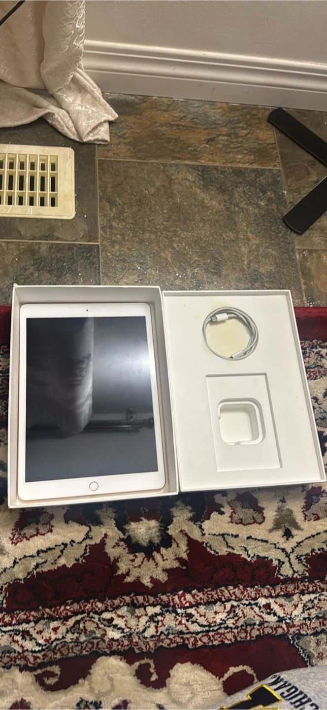 iPad 7th Gen 32GB Gold w/ Box & Cable - photo 3