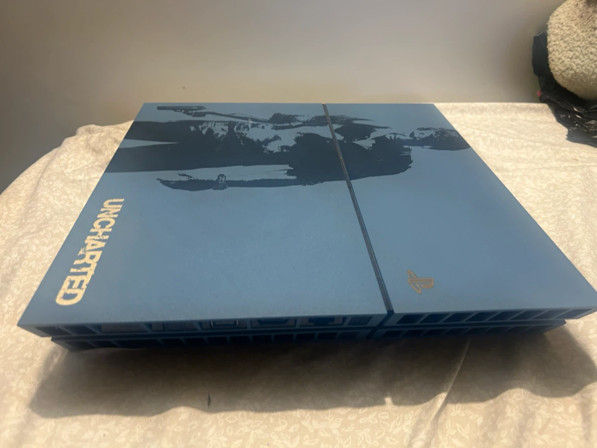 Limited Edition Uncharted PS4 Console - photo 4