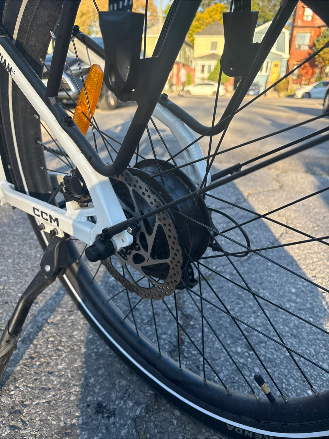 Premium Commuter E bike CCM laurentian (Retails 2300$!) - photo 3