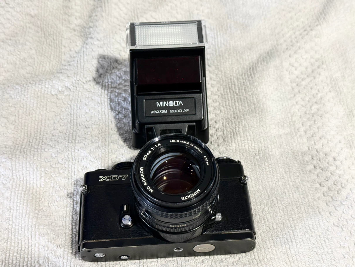 Minolta XD7 35mm Film Camera with 50mm Lens and Flash - photo 2