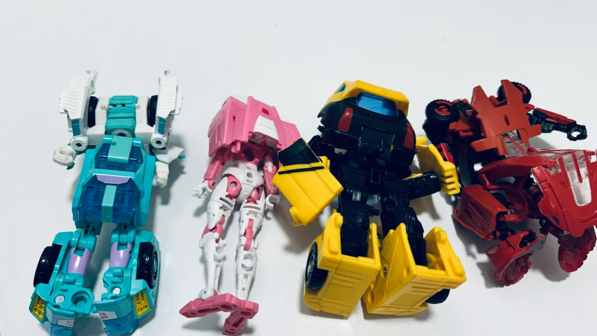 Transformers Autobots – Lot of 4 – Bumblebee, Arcee – Sold As Is - photo 3