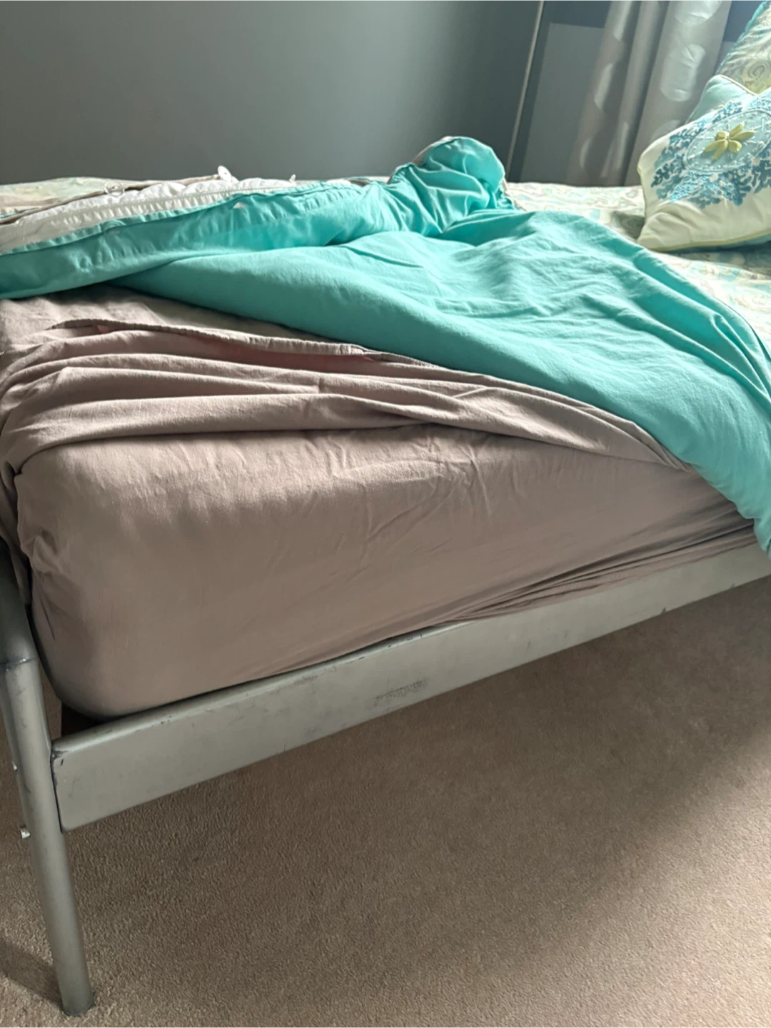 Twin size bed, with bedding and 2 extra sets of sheets - photo 2