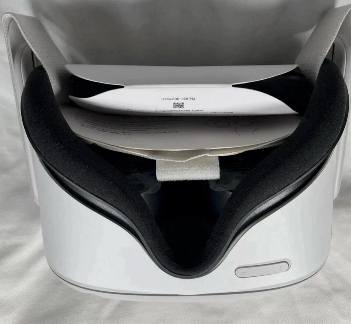 Oculus Quest 2 headset ( NO CONTROLLERS)