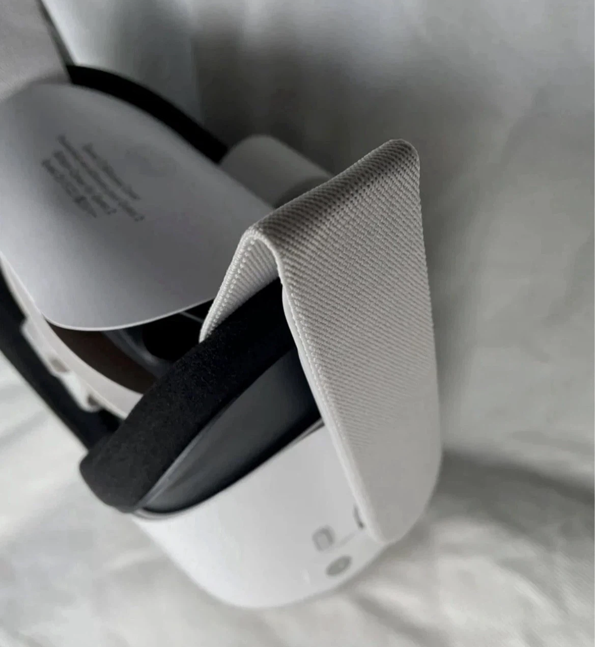 Oculus Quest 2 headset ( NO CONTROLLERS) - photo 2