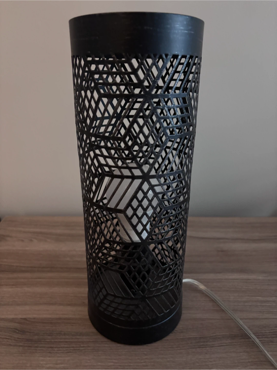 Black geometric cylinder table lamp