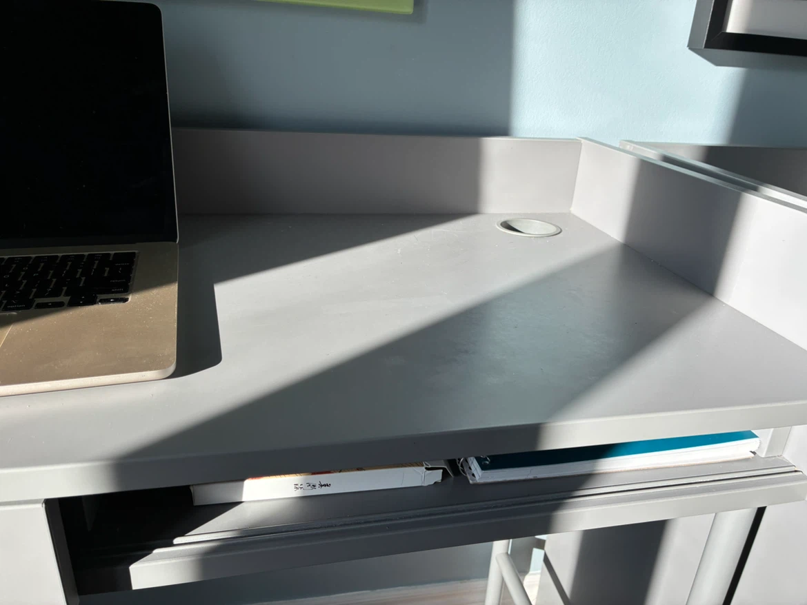 Grey computer desk. - photo 4