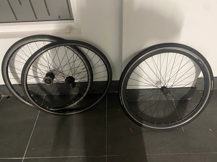 Set of 700c Bicycle Wheels with Kenda Tires