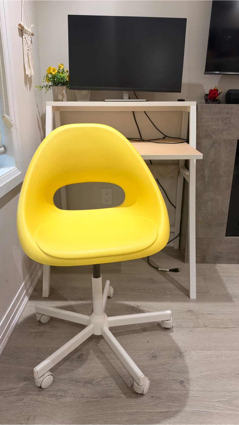 3 in one - IKEA Desk, monitor, swivel chair