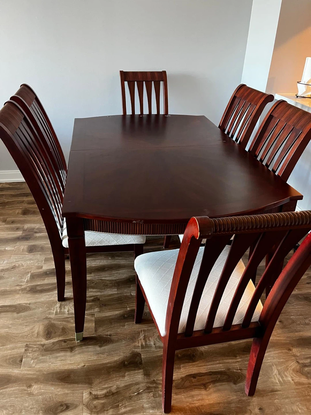 Dining table (Extendable) with 6 matching chairs