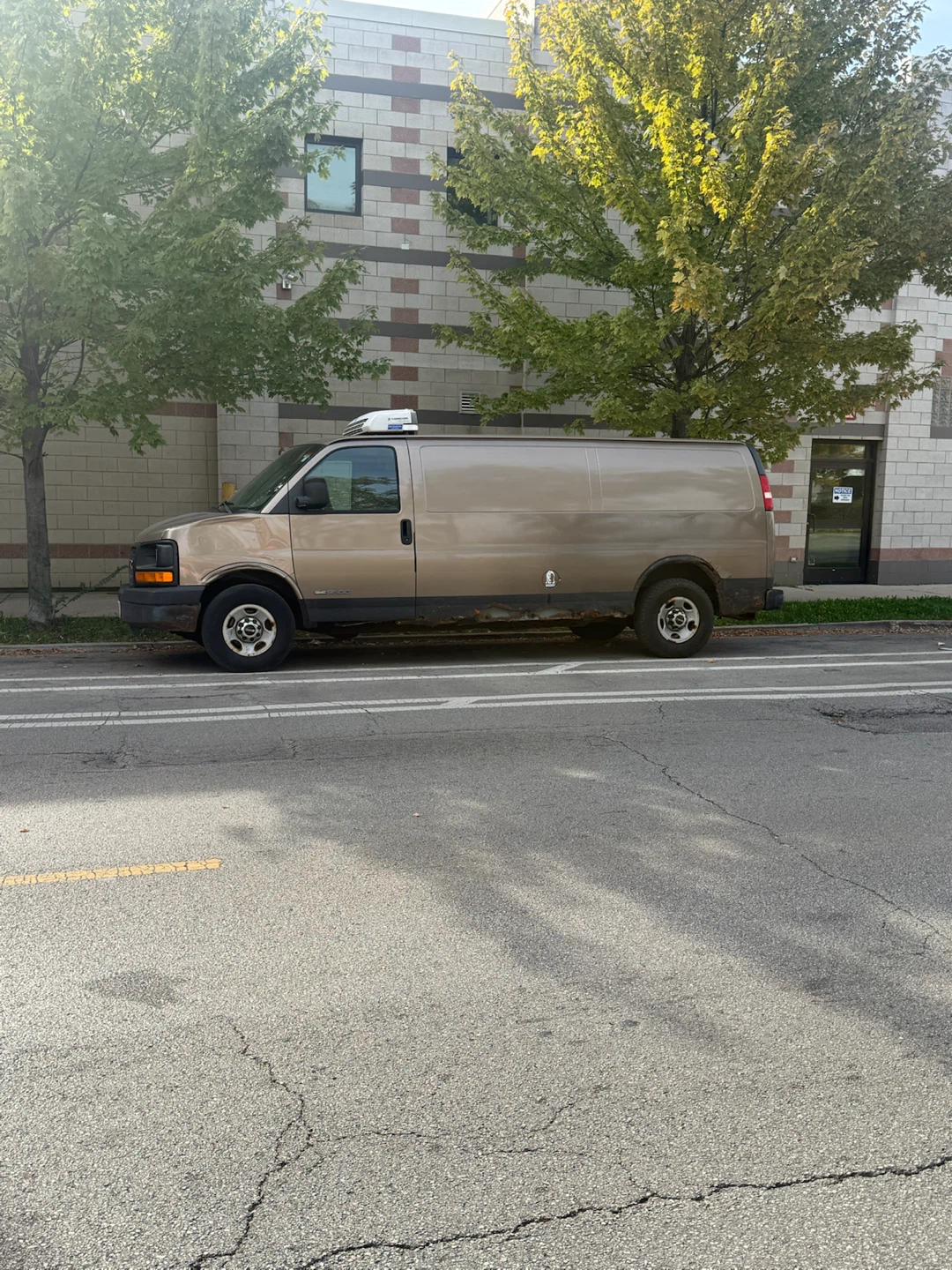 GMC Savana 3500 Refrigerated Cargo Van - photo 2