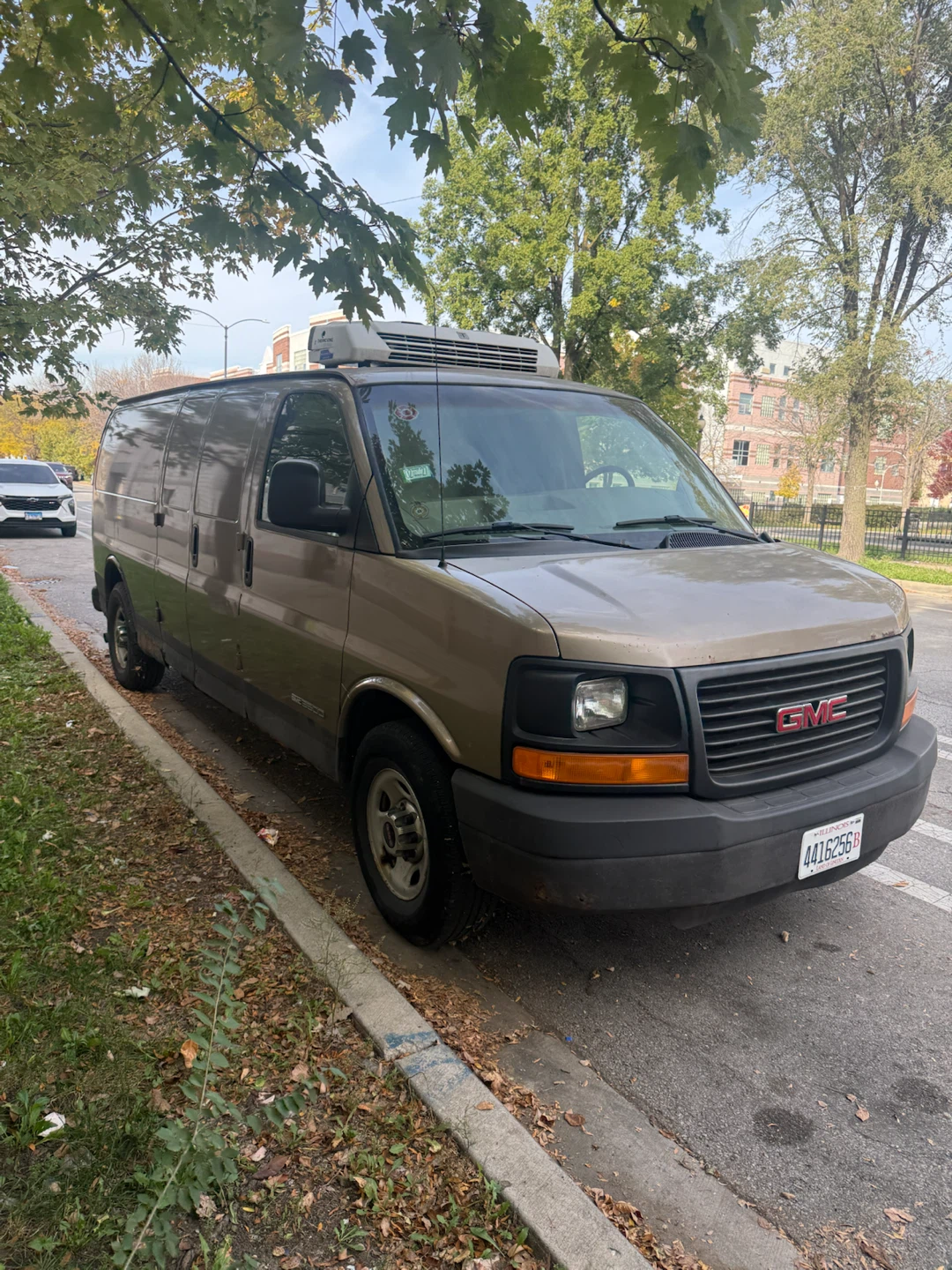 GMC Savana 3500 Refrigerated Cargo Van - photo 4