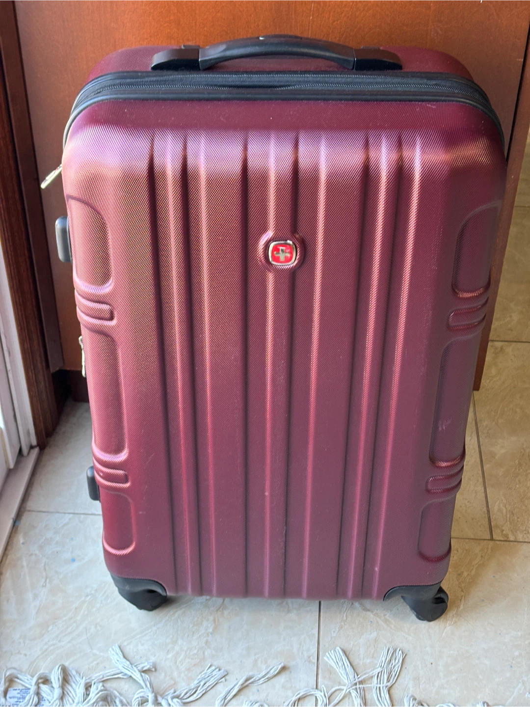 Swiss Gear Hardshell Suitcase with handle and 4 spinning wheels