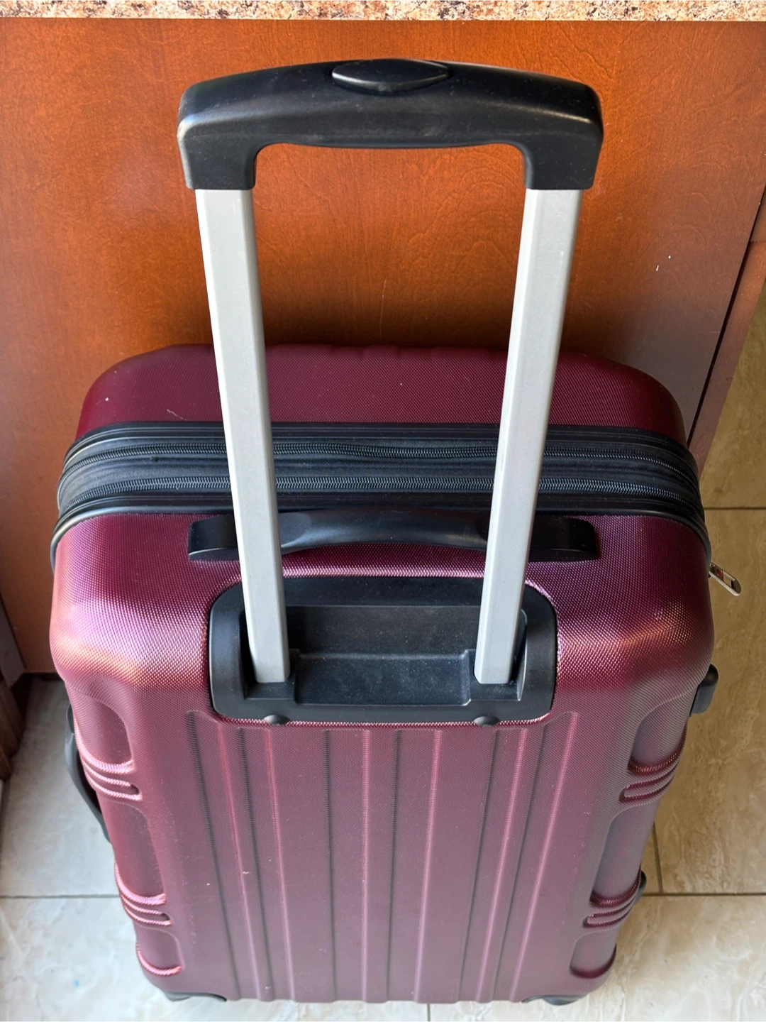 Swiss Gear Hardshell Suitcase with handle and 4 spinning wheels - photo 2