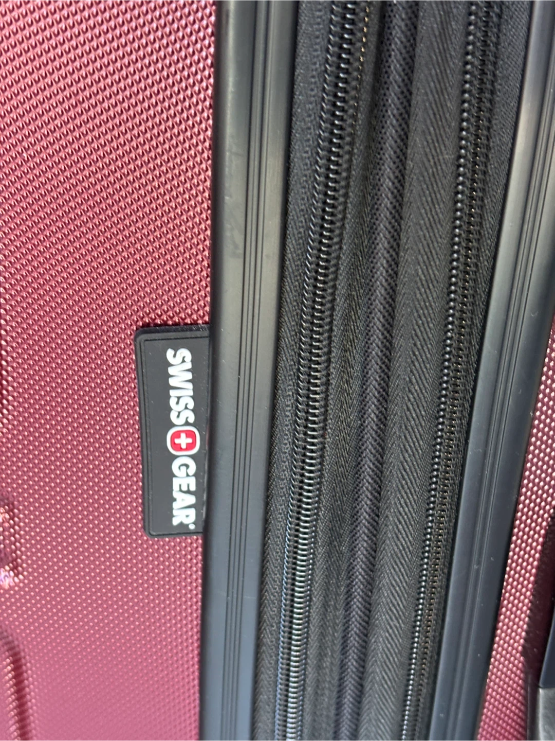 Swiss Gear Hardshell Suitcase with handle and 4 spinning wheels - photo 3