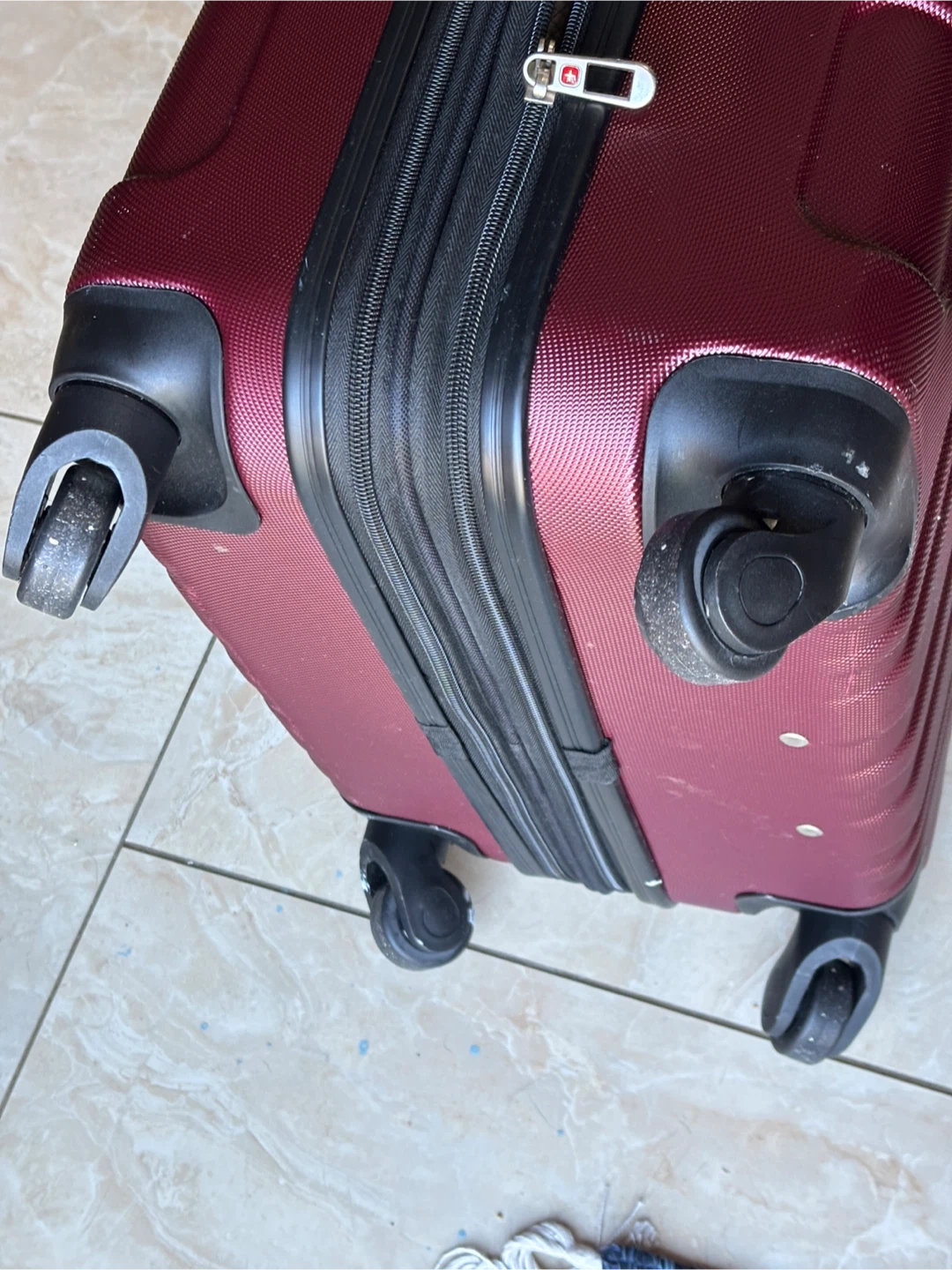 Swiss Gear Hardshell Suitcase with handle and 4 spinning wheels - photo 4