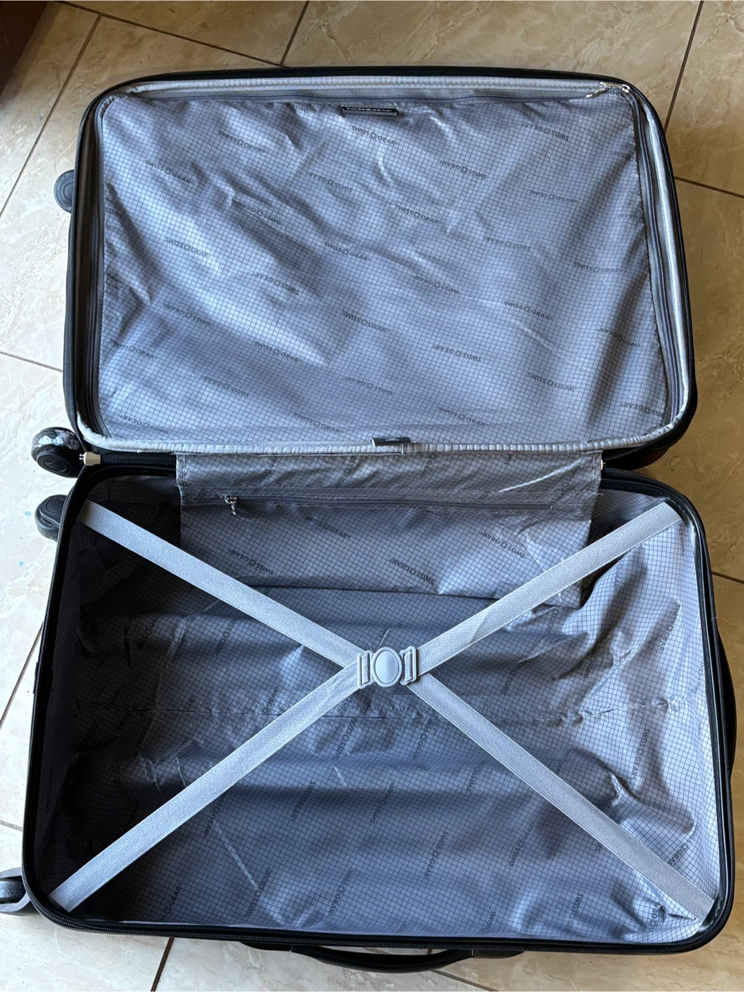 Swiss Gear Hardshell Suitcase with handle and 4 spinning wheels - photo 5