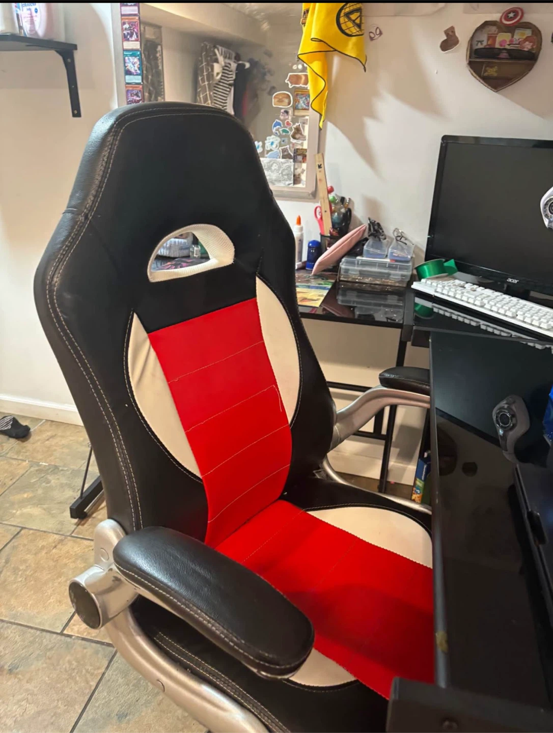 DESK AND GAMING CHAIR