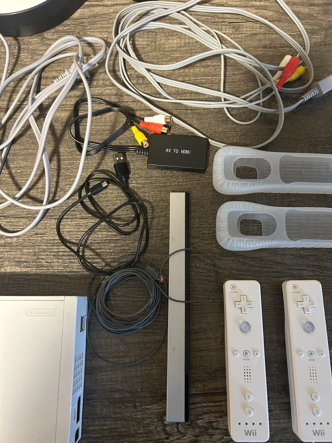 Nintendo Wii Bundle with Guitar Hero Controller and 12 Games - photo 3