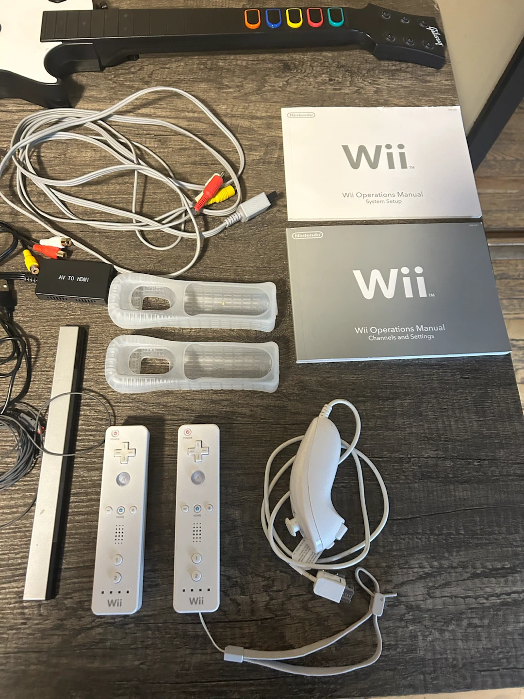 Nintendo Wii Bundle with Guitar Hero Controller and 12 Games - photo 4