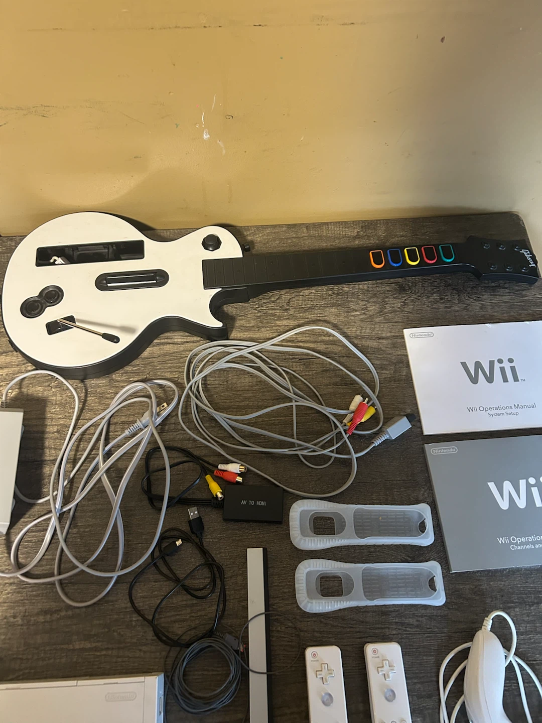 Nintendo Wii Bundle with Guitar Hero Controller and 12 Games - photo 5