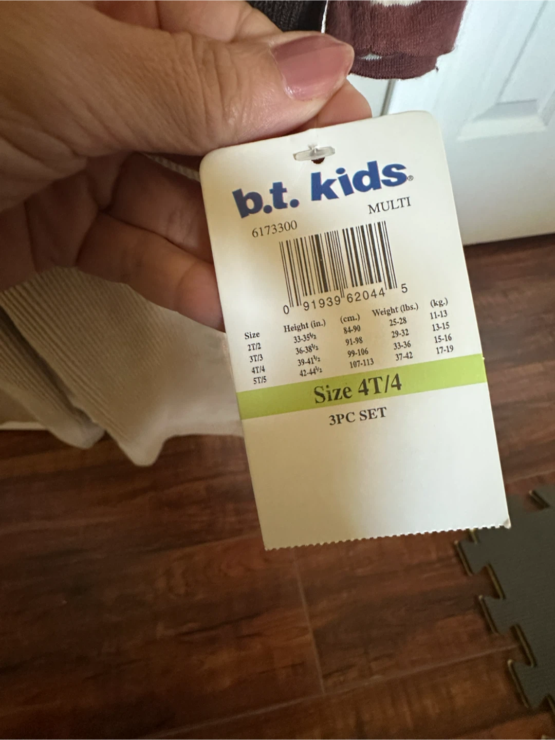 b.t. kids 3-Piece Outfit Set Size 4T tag attached, brand new - photo 4