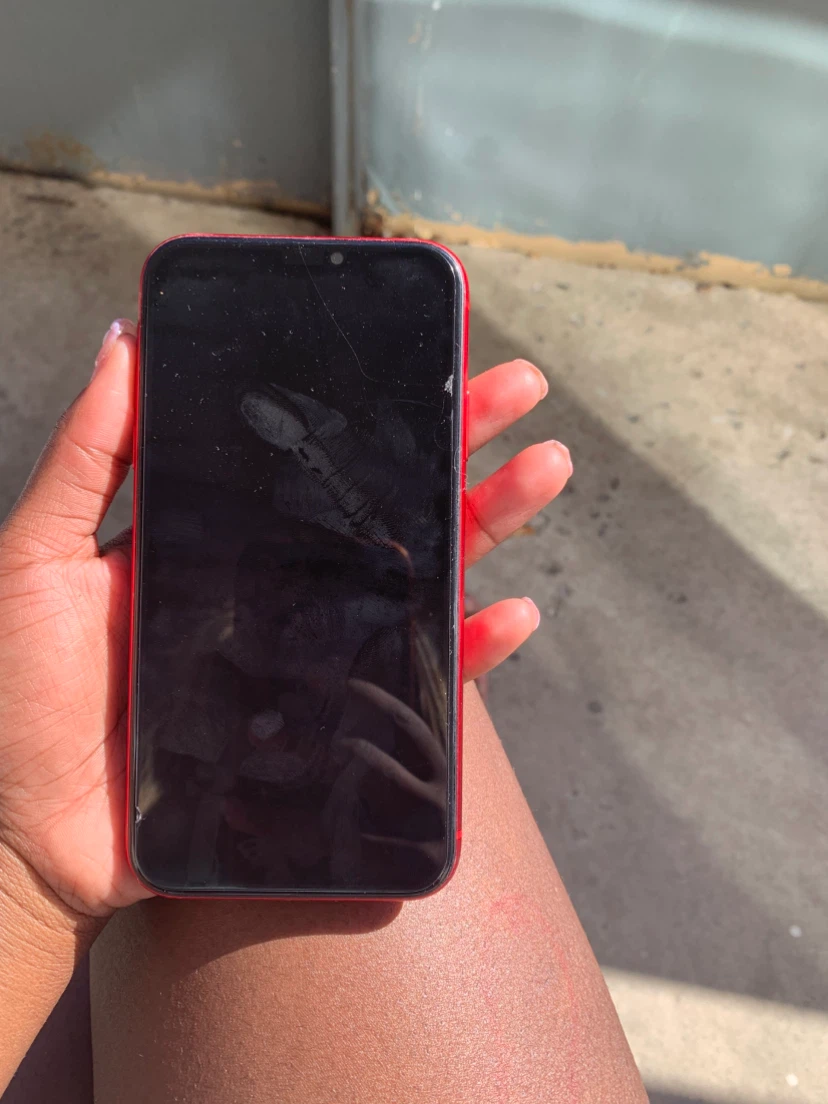 Red Apple iPhone 11 - photo 2