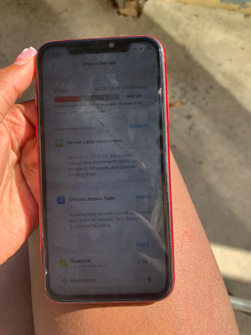 Red Apple iPhone 11 - photo 3