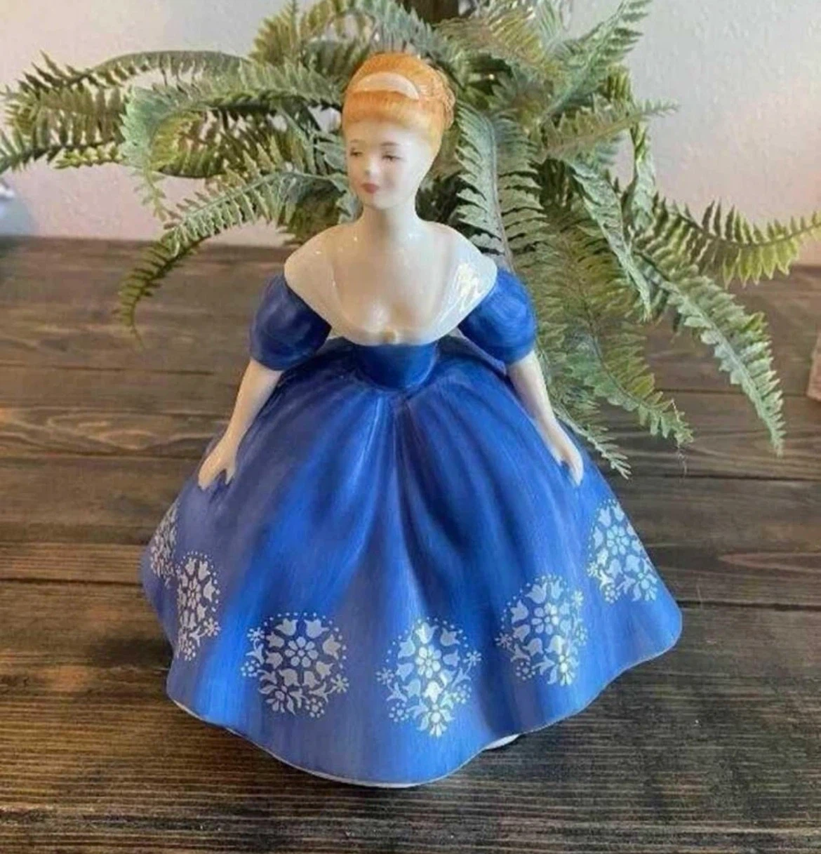 RARE Royal Doulton Nina Figurine HN 2347 - photo 3
