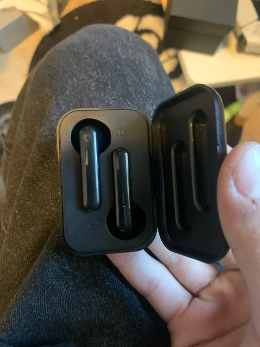 Black wireless earbuds with charging case - photo 3