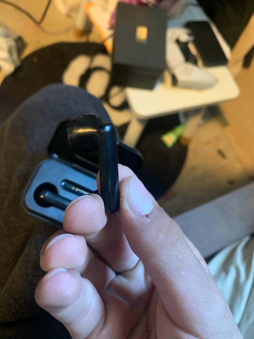 Black wireless earbuds with charging case - photo 4