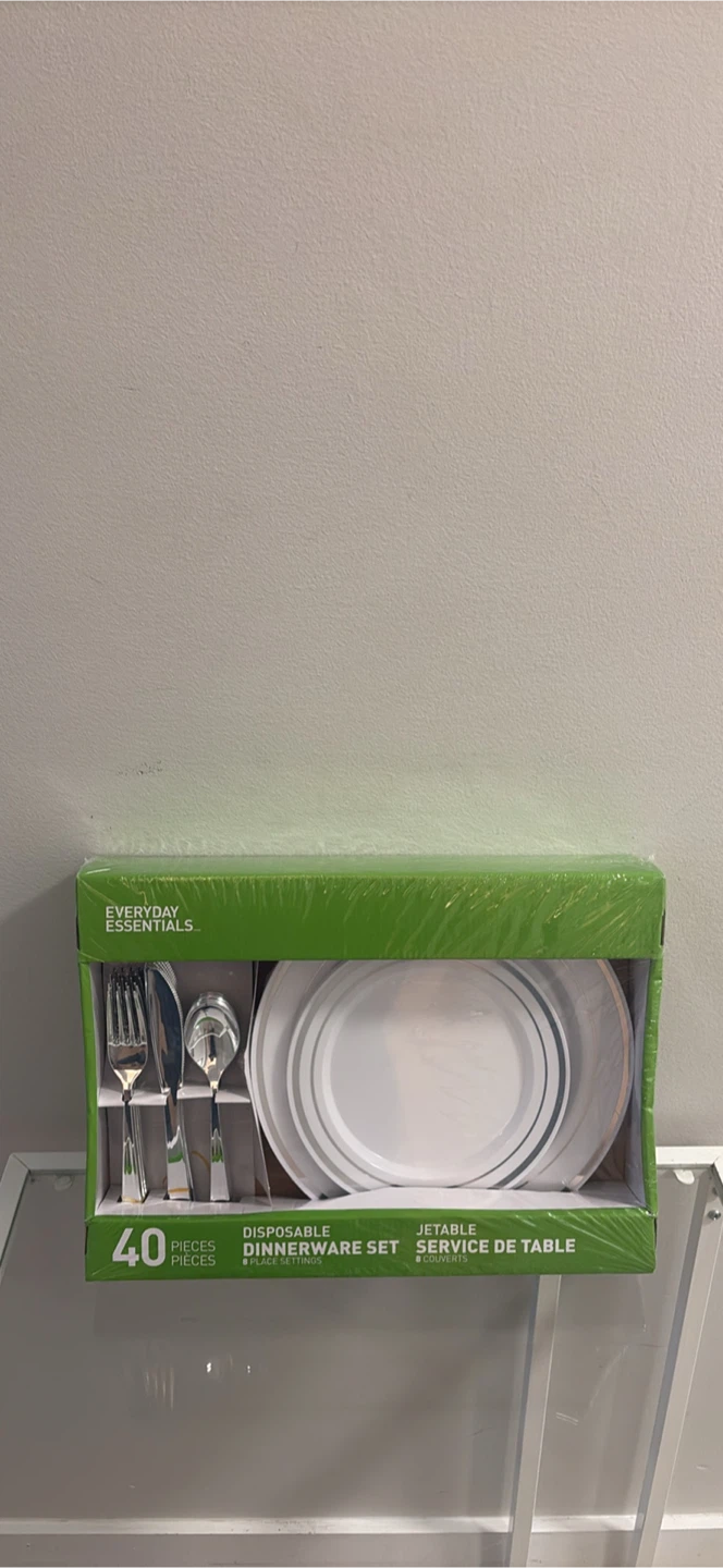 Everyday Essentials 40-Piece Disposable Dinnerware Set