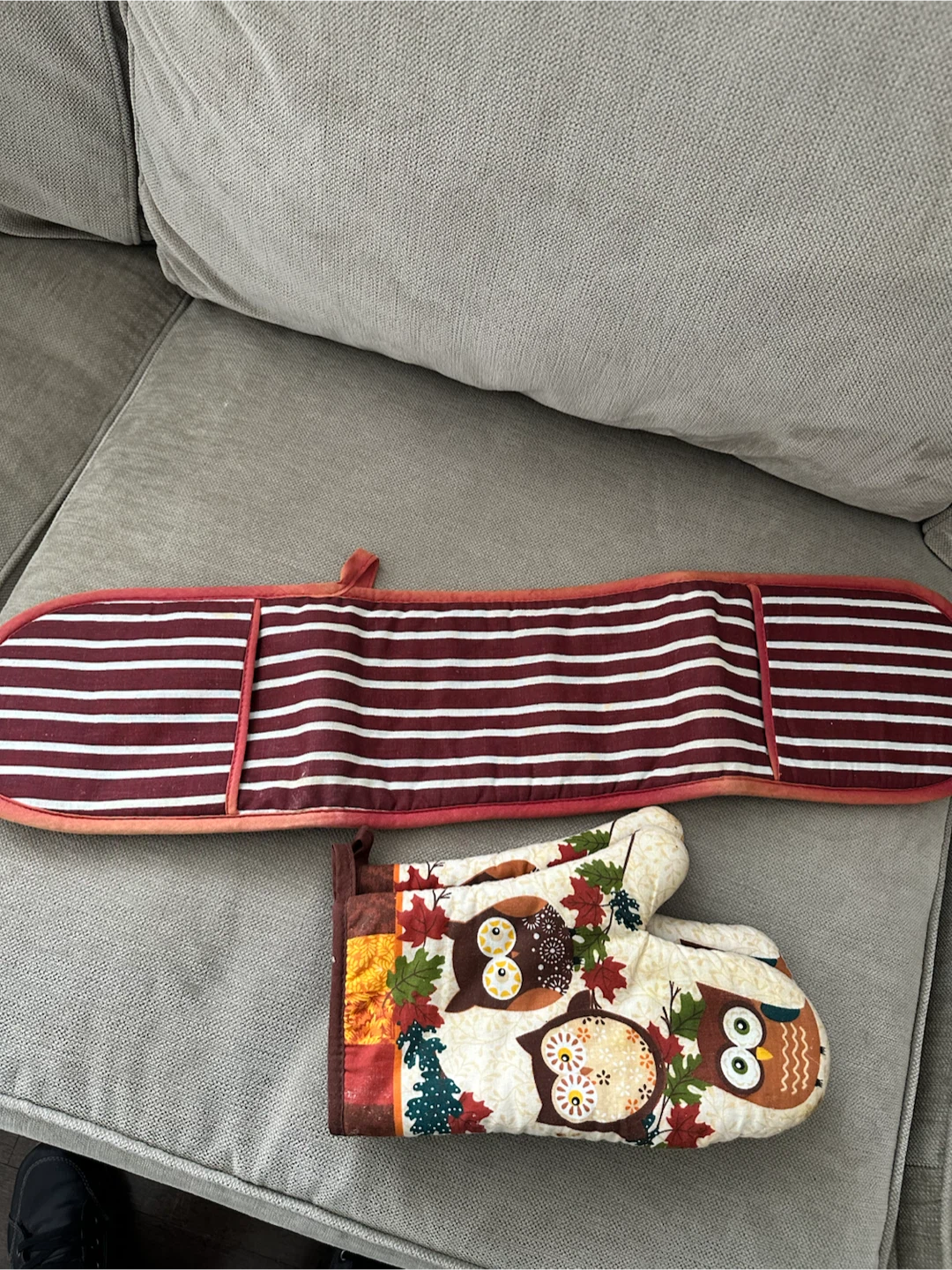 One double oven Mitt and a pair of Two Oven Mitts and - photo 2