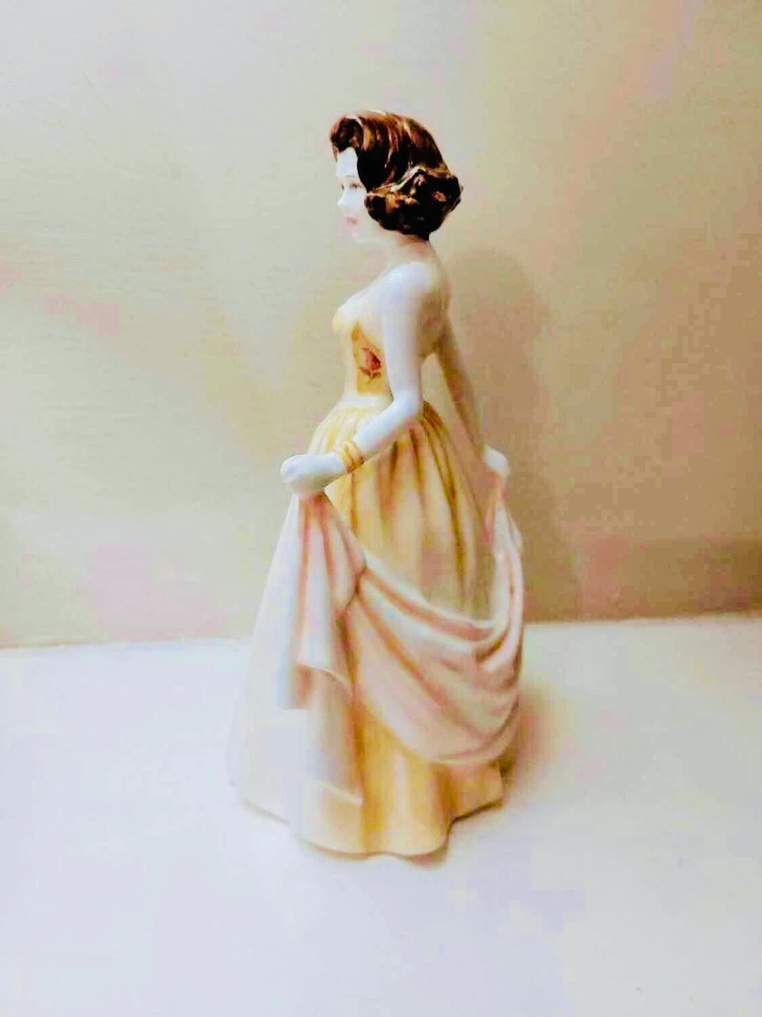 RARE Royal Doulton Jennifer HN 4248 Figurine - photo 5