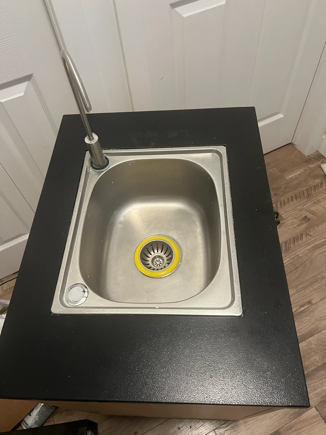 Mobile sink station with lockable cabinet - photo 2