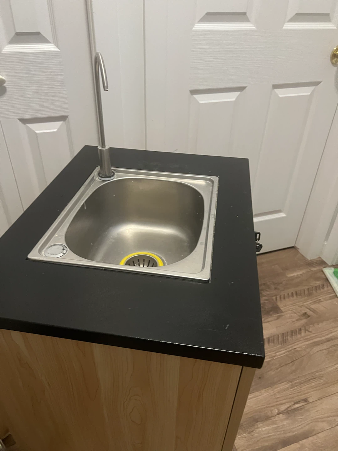 Mobile sink station with lockable cabinet - photo 3