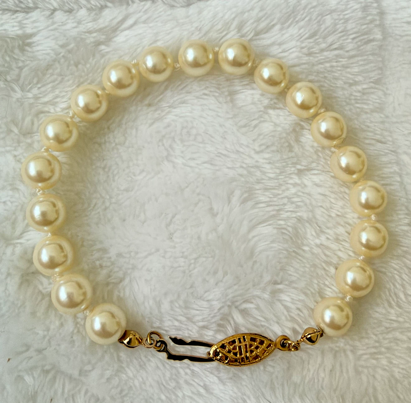 Vintage Avon pearl bracelet