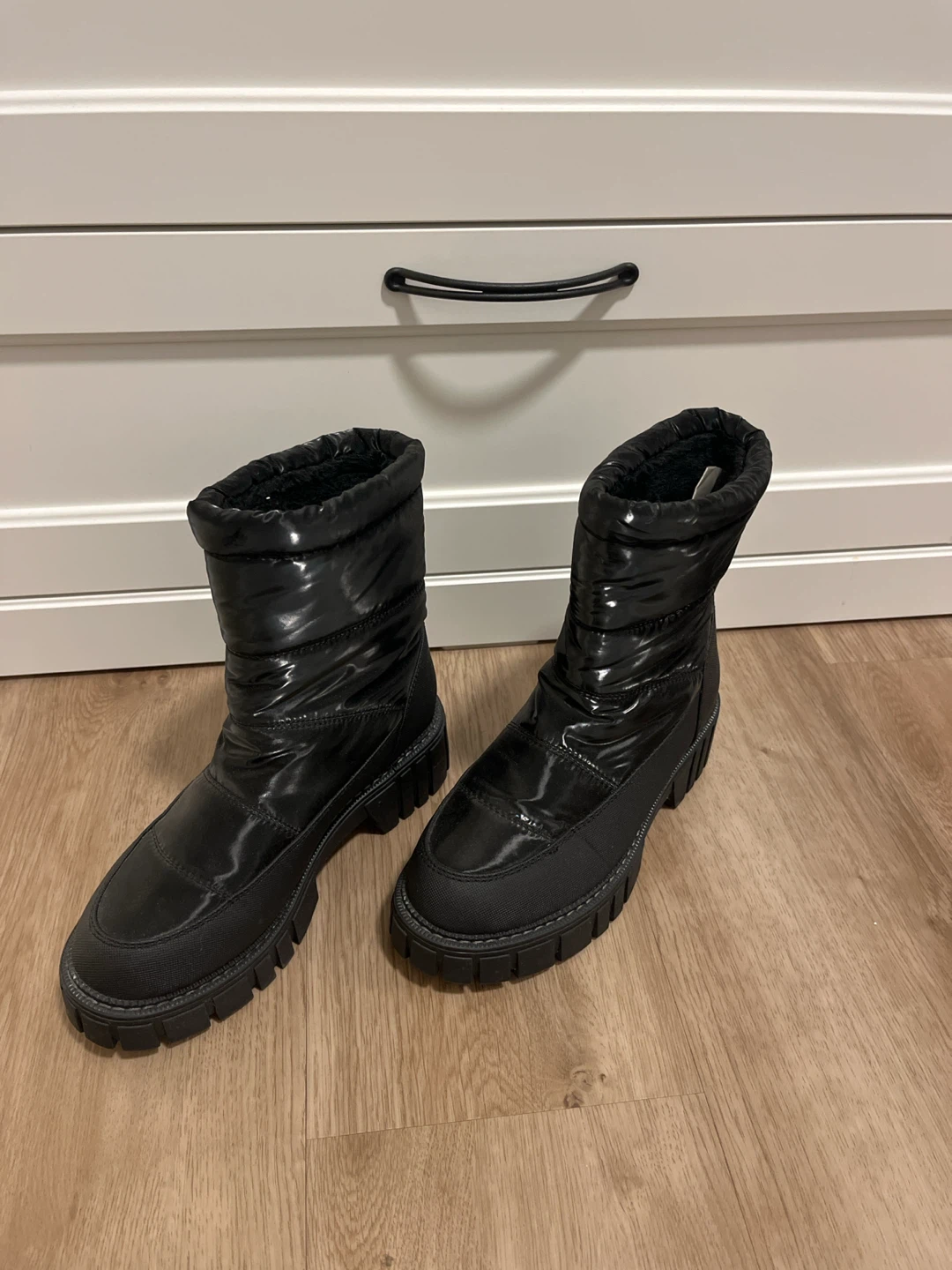 Aldo-ChicChalet Black Puffer Boots Size 6