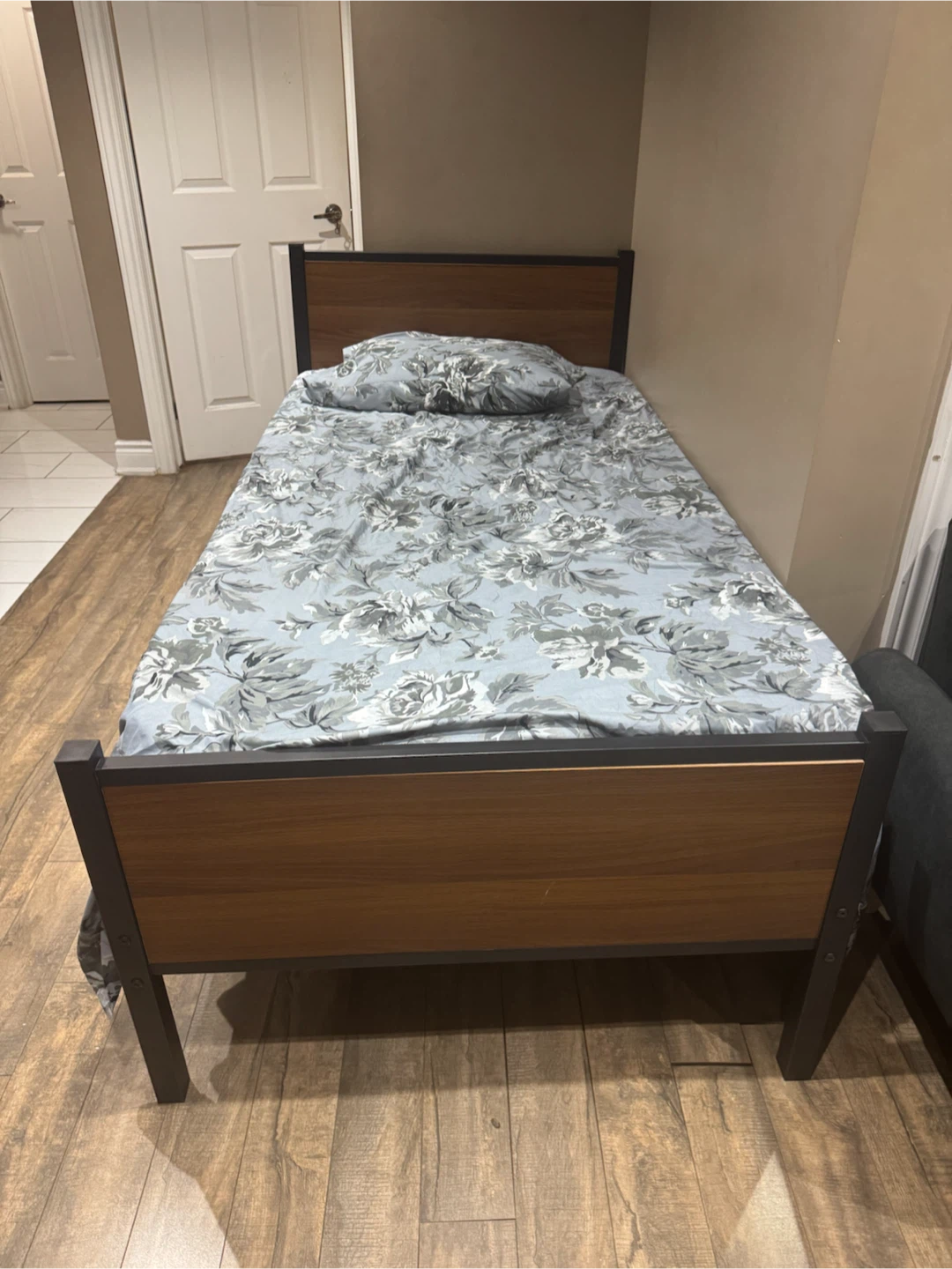 Single bed frame with wood-look headboard and footboard
