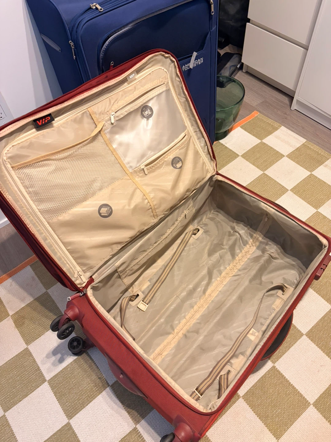 American Tourister and VIP Large Suitcases - photo 2