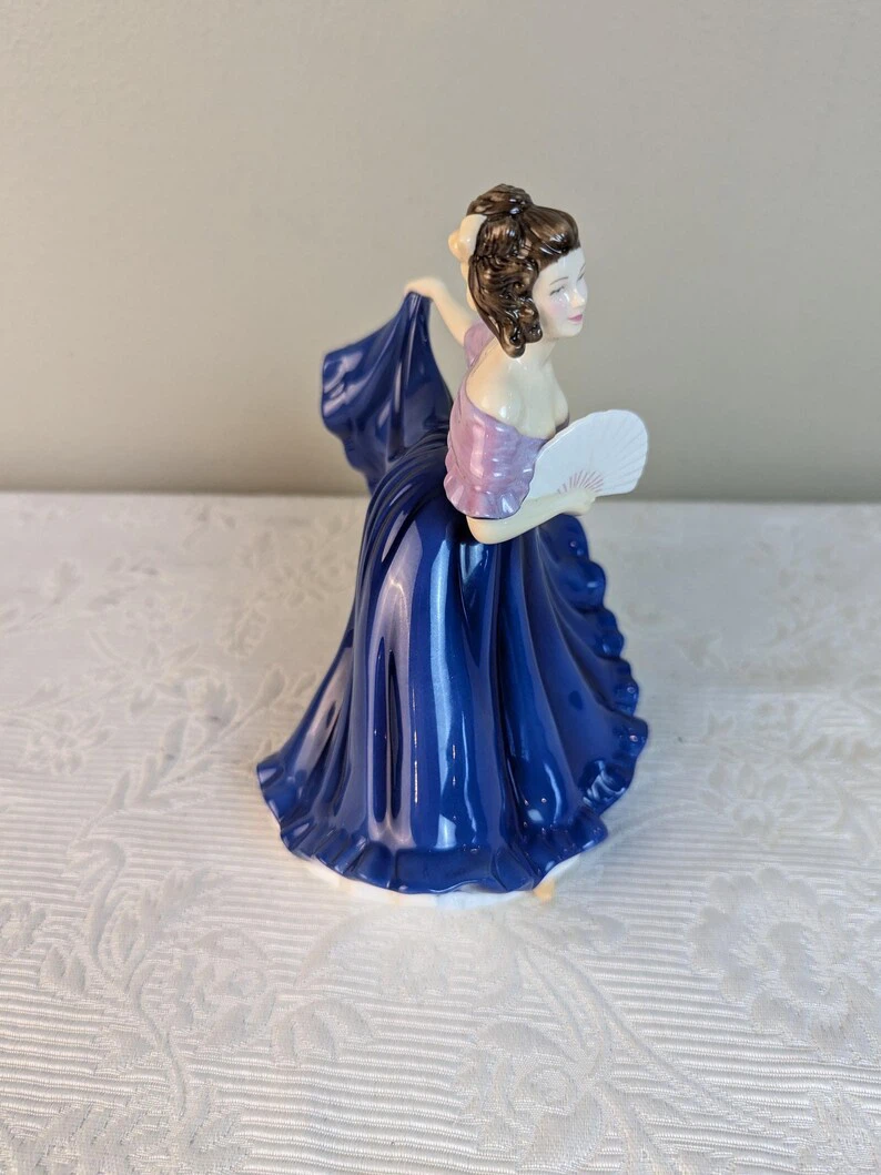Royal Doulton Elaine Figurine HN4718 - photo 3