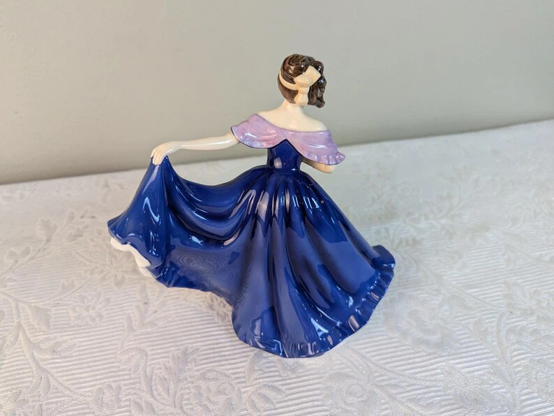 Royal Doulton Elaine Figurine HN4718 - photo 4
